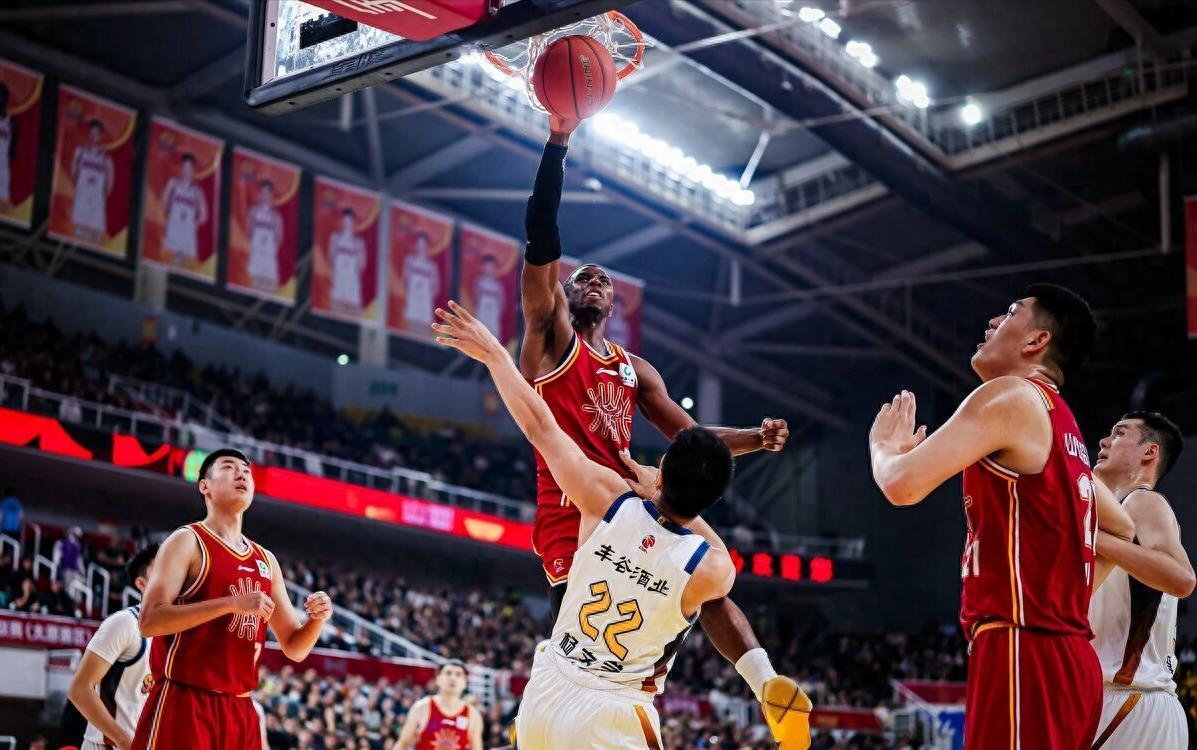 英雄联盟直播-杜锋有眼光！2米26中锋又成水货，和周琦没法比，场均仅5.4分