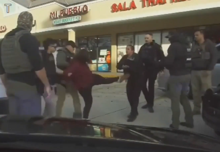 dnf直播-女子踹警察被ICE特工强力摁倒！州长回应：这里不是明尼苏达