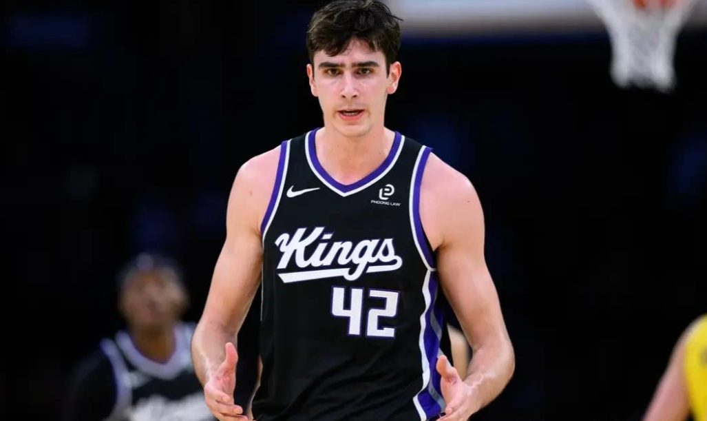 威少苦等！国王116-111险胜爵士，德罗赞41+4+11+3，海耶斯16+5+8